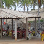 Chaises en plastique et farniente au Brésil