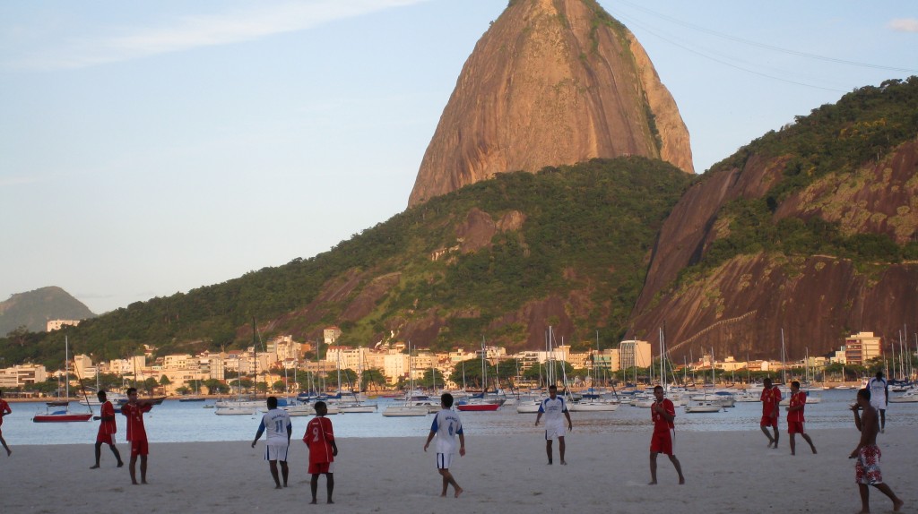 Foot sur la plage à Rio de Janeiro
